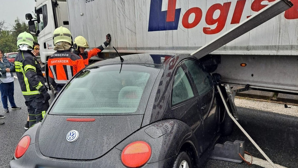 Imagen del accidente entre el camión y el coche | Foto- Bomberos de Santander