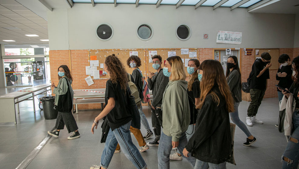 Un grupo de estudiantes en los pasillos de la facultad de Comunicación de la Universidad de Sevilla, durante el inicio de las clases de forma escalonada. En Sevilla, (Andalucía, España), a 05 de octubre de 2020