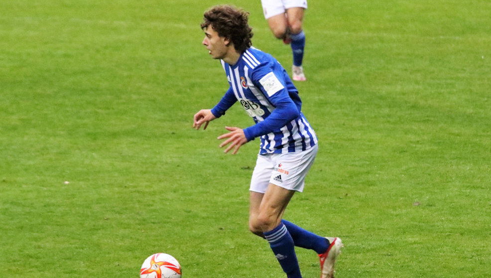 Álex Basurto en acción durante la temporada 2021:22.