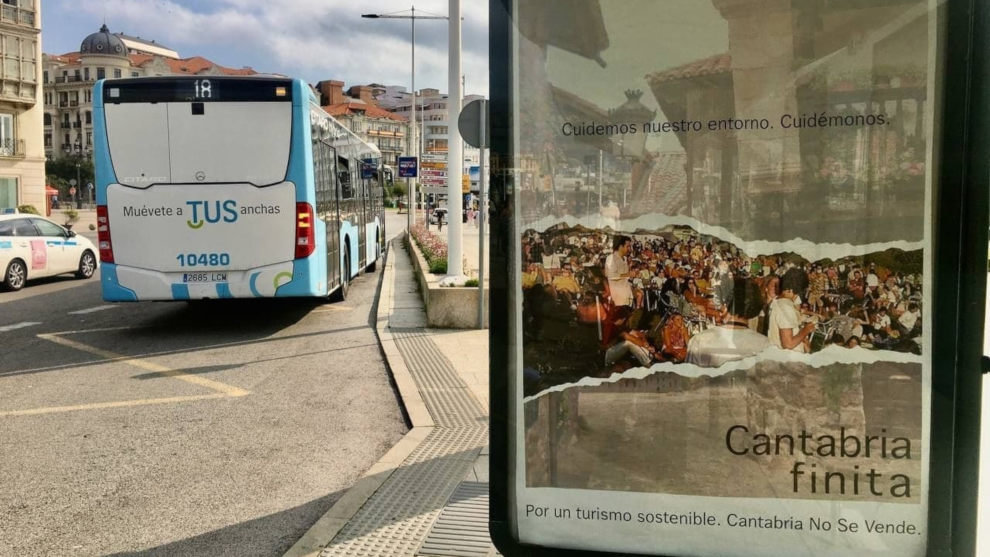 Marquesina con la imagen de la campaña 'Cantabria Finita'