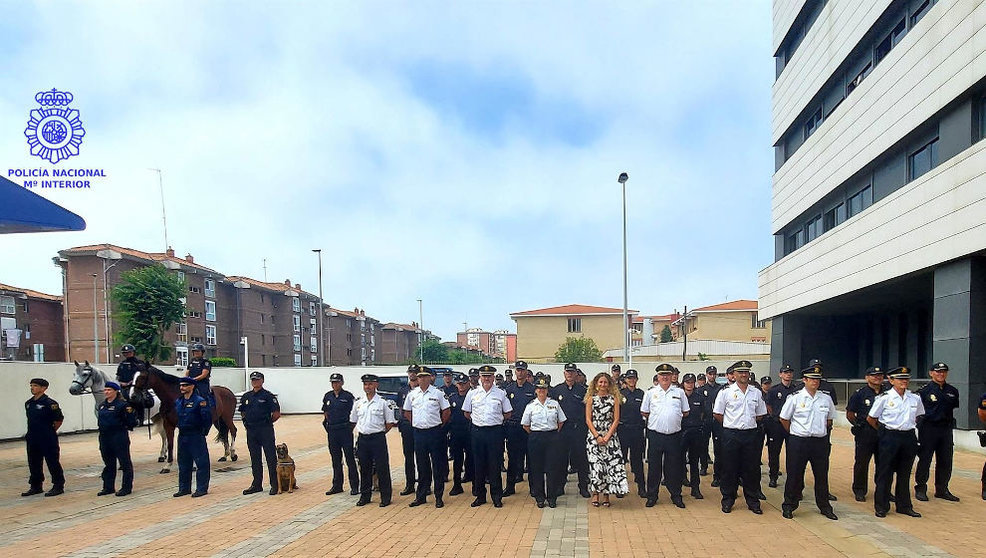 Los nuevos miembros de la Policía Nacional posan en La Albericia | Foto- Policía Nacional
