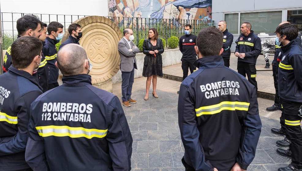 La consejera de Presidencia, Interior, Justicia y Acción Exterior, Paula Fernández, recibe a los 13 nuevos bomberos del Servicio de Emergencias 112 del Gobierno de Cantabria