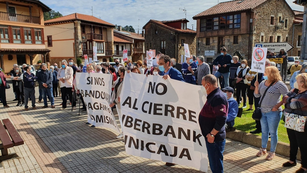 Manifestación en contra del cierre de la oficina de Unicaja | Foto- Ayuntamiento de Alfoz de Lloredo