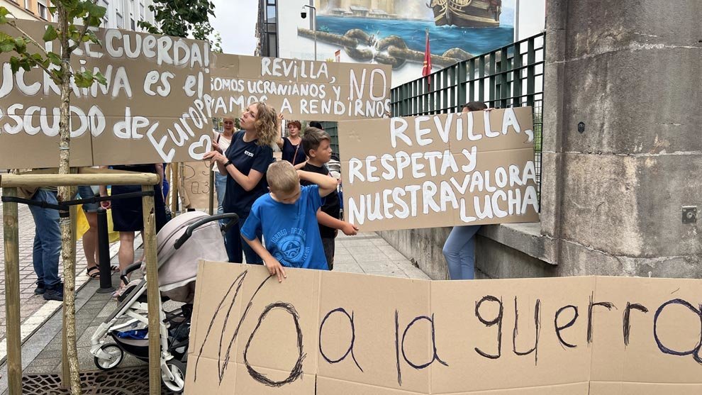 Un grupo de ucranianos sostiene pancartas en la sede del Gobierno de Cantabria por las declaraciones de Miguel Ángel Revilla sobre la guerra