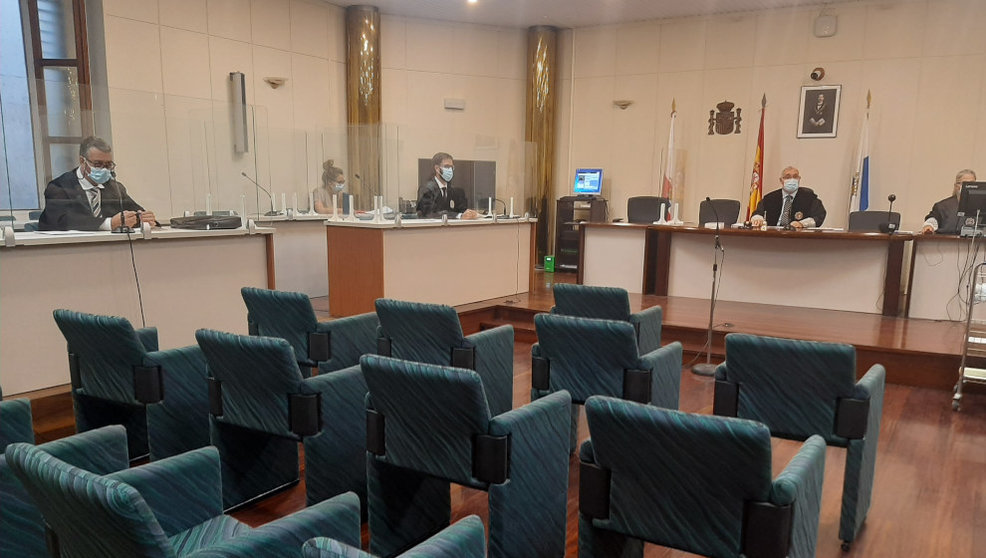 Lectura del veredicto del jurado en el juicio al exconcejal de Reinosa de Obras, Julio César García, declarado culpable de malversación pero no de falsificación | Foto de archivo