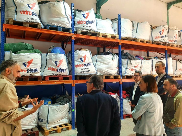 Visita a las instalaciones donde se almacena el textil recogido por el servicio 'puerta a puerta' de Torrelavega