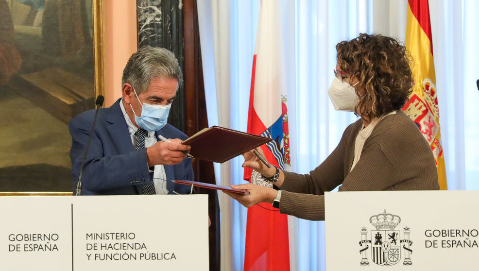 La ministra de Hacienda y Función Pública, María Jesús Montero y el presidente del Gobierno de Cantabria, Miguel Ángel Revilla