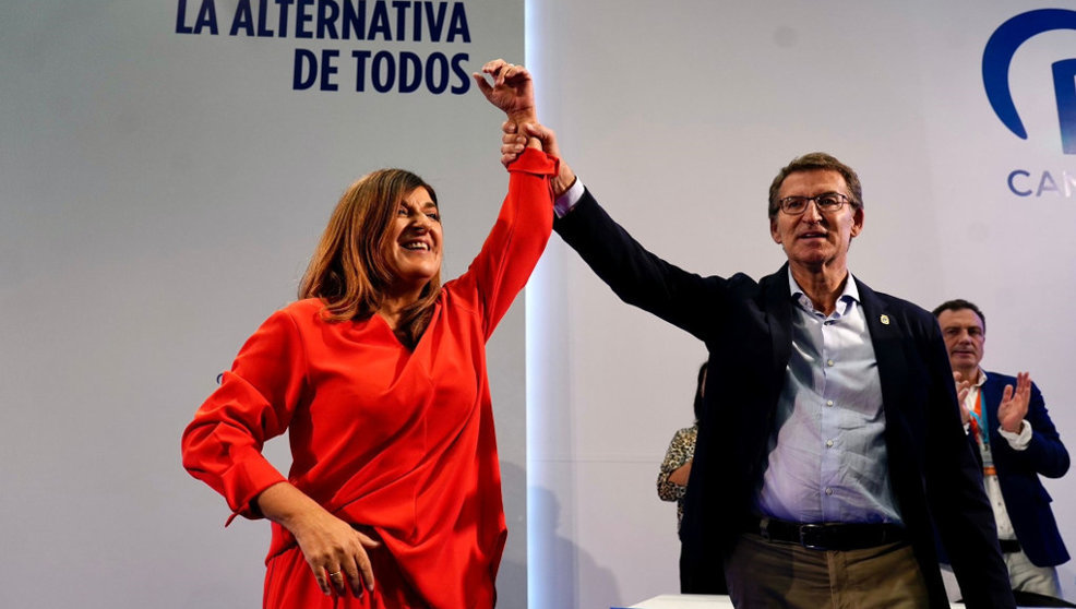 La presidenta del PP de Cantabria, María José Sáenz de Buruaga, tras ser reelegida en el cargo, junto al líder nacional del Partido Popular, Alberto Núñez Feijóo