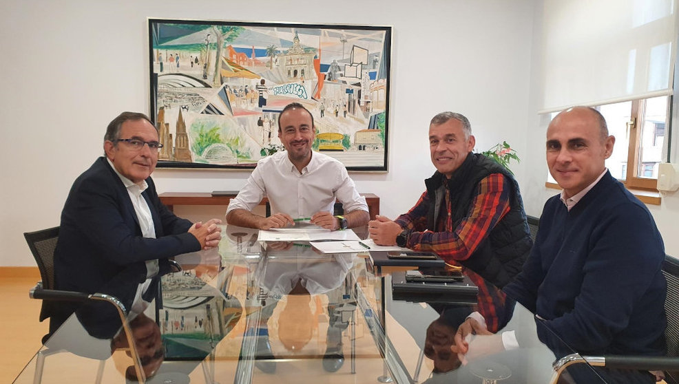 El alcalde de Torrelavega, Javier López Estrada, y el alcalde pedáneo de Viérnoles, Eduardo Trueba, firman el convenio