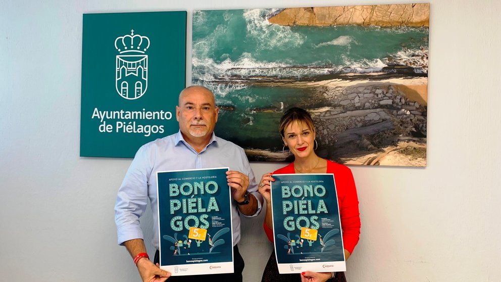 La alcaldesa de Piélagos, Verónica Samperio, y el concejal de Comercio, Alfredo Rodríguez Otero, presentan la campaña 'Bono Piélagos'
