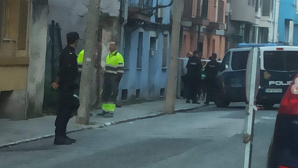 Efectivos de la Policía Nacional durante el desahucio de Jenifer en Santander