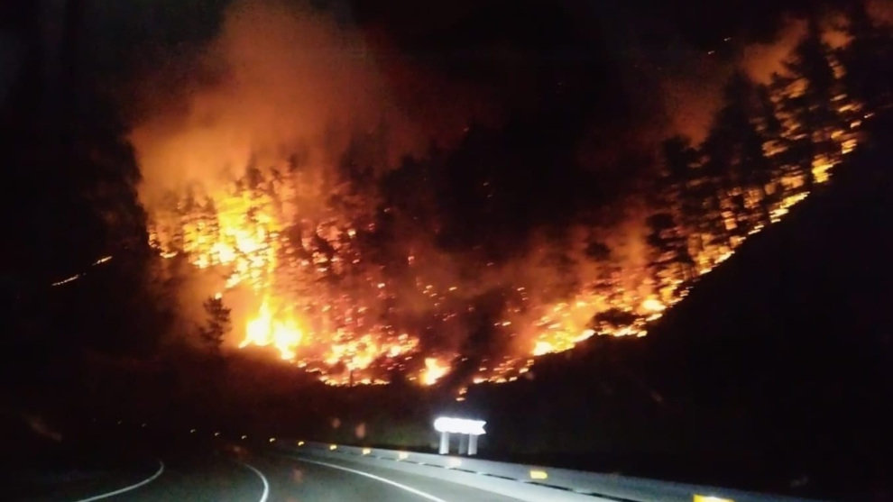 Incendio forestal en Arenas de Iguña