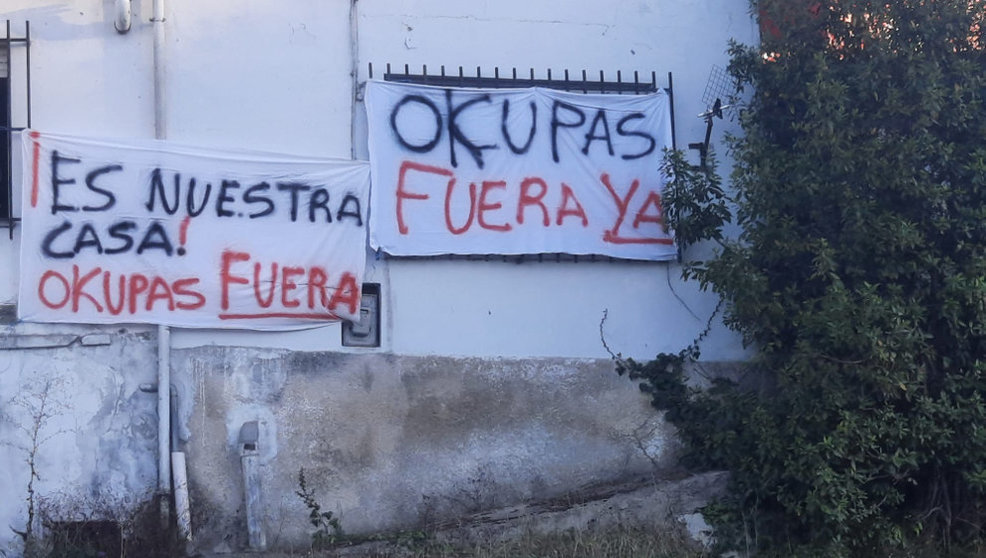 Pancartas en contra de la 'okupación' de una vivienda en Barcenaciones | Foto- Barcenaciones y su gente (Facebook)