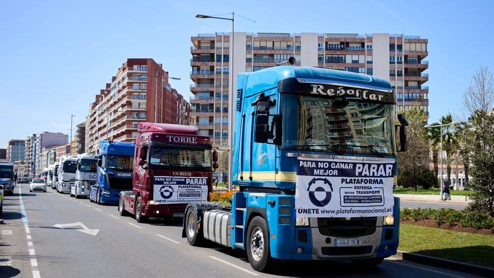Varios camiones participan en una marcha convocada desde el polígono de Raos hasta el Centro Botín | Foto de archivo