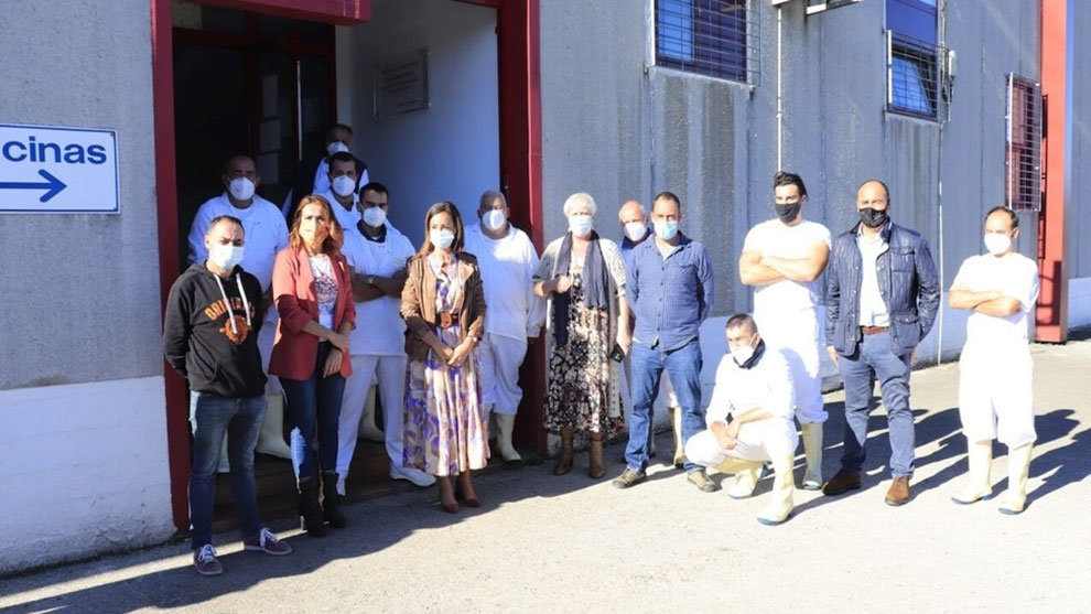 Concejales de la oposición de Torrelavega con los trabajadores del matadero comarcal