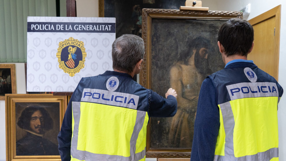 El Grupo de Patrimonio Histórico de la Policía de la Generalitat ha intervenido tres pinturas que se atribuían a Diego Velázquez y a Tiziano, pero que eran falsificaciones