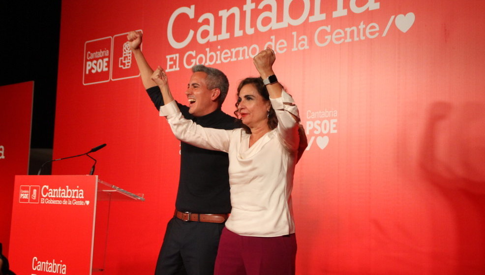 El secretario general del PSOE de Cantabria, Pablo Zuloaga, y la vicesecretaria general del PSOE, María Jesús Montero | Foto- edc