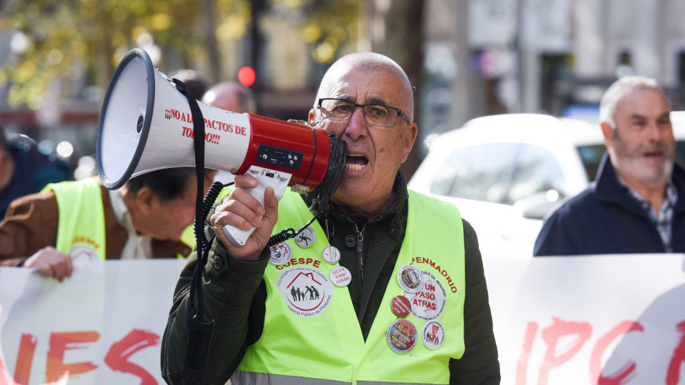 Un hombre sostiene un megáfono en una manifestación para exigir una mejora de las pensiones