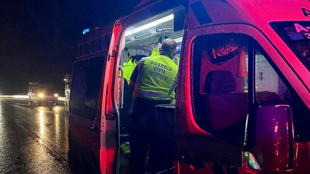 Una ambulancia interviene en un accidente de tráfico