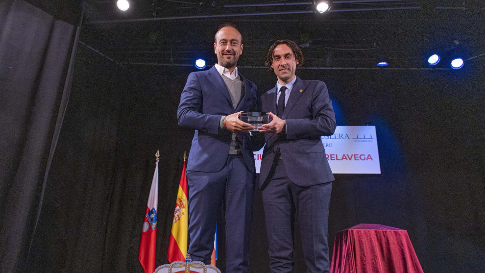 El alcalde de Torrelavega, Javier López Estrada, recoge el Premio Muslera de manos del alcalde de Astillero, Javier Fernández Soberón