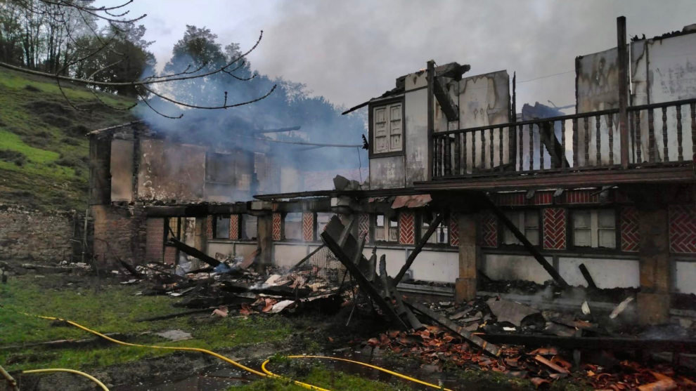 Vivienda incendiada en San Mateo