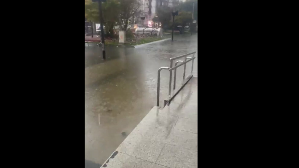 Captura de un vídeo donde se observa la plaza del Ayuntamiento de Santander inundada