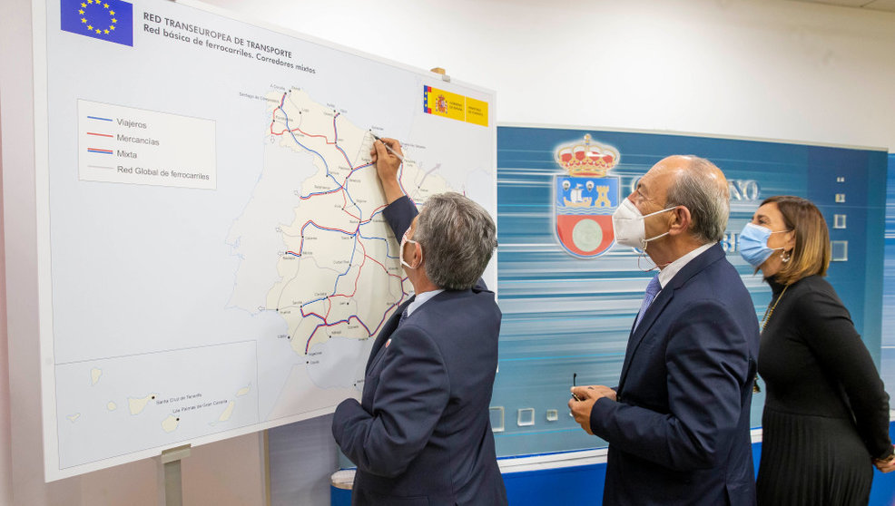 El presidente de Cantabria, Miguel Ángel Revilla, muestra un mapa sobre la conexión a Bilbao