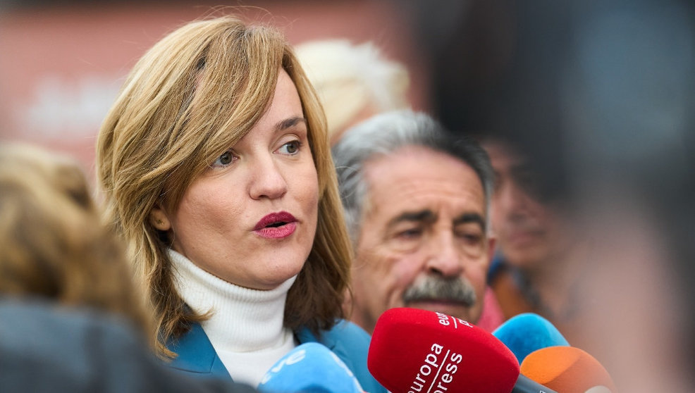 La portavoz del PSOE y ministra de Educación, Pîlar Alegría, en declaraciones a la prensa en Arenas de Iguña
