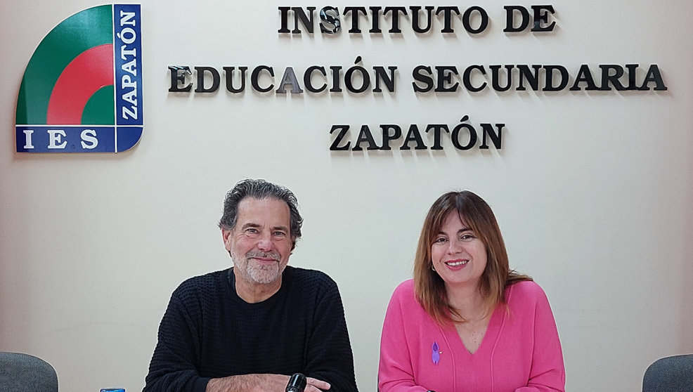 La directora general de Cooperación del Gobierno de Cantabria, Silvia Abascal, con un representante del centro educativo IES Zapatón tras la firma del convenio