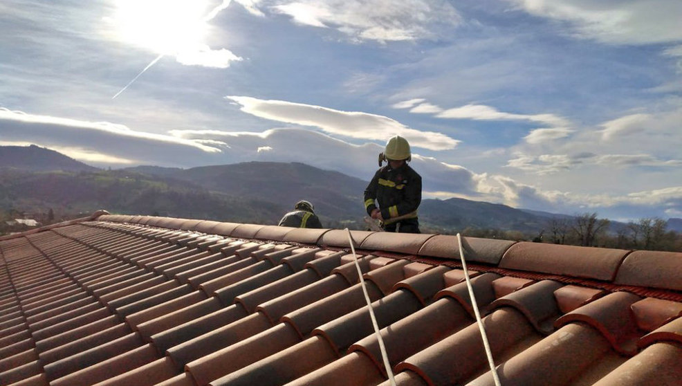 Imagen de unos bomberos trabajando en un tejado con riesgo de caída