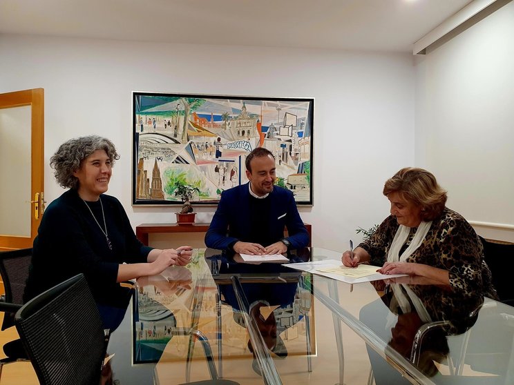 El Ayuntamiento de Torrelavega firma convenios de colaboración con AMAT y AFAC