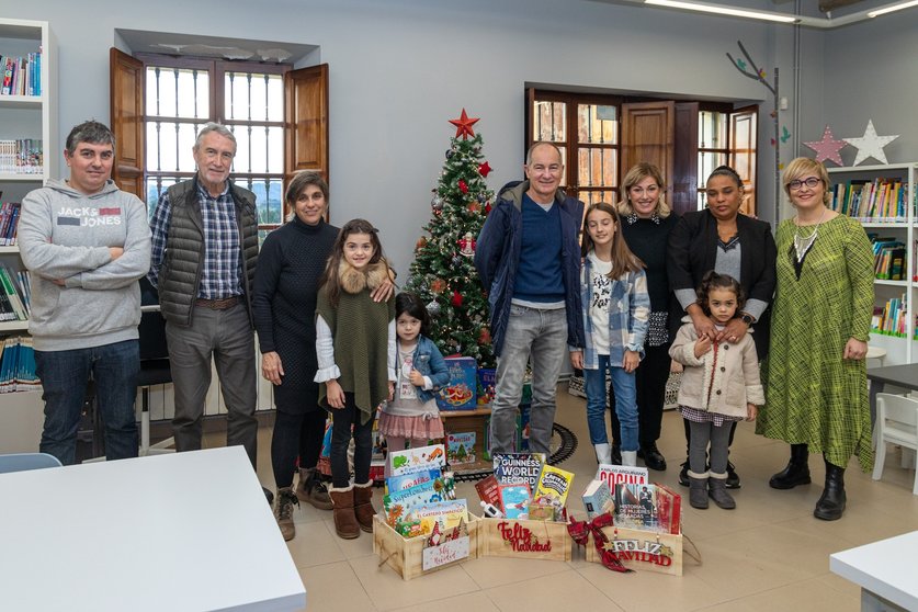 La biblioteca de Polanco entrega sus cestas de Navidad con libros a los socios más lectores de 2022