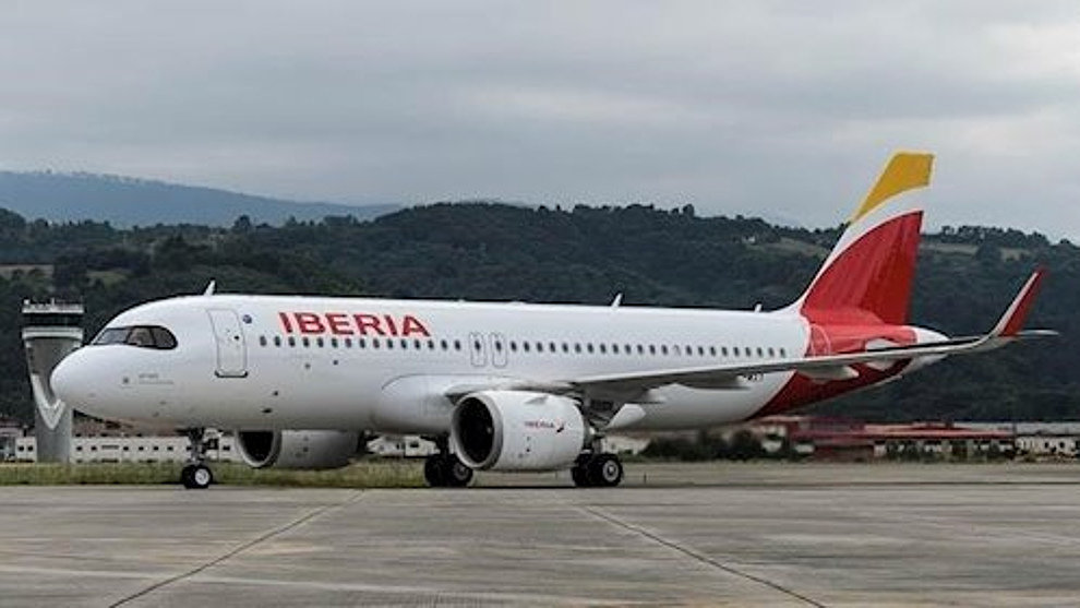 El avión de Iberia desde Madrid ha tenido que aterrizar finalmente en Bilbao