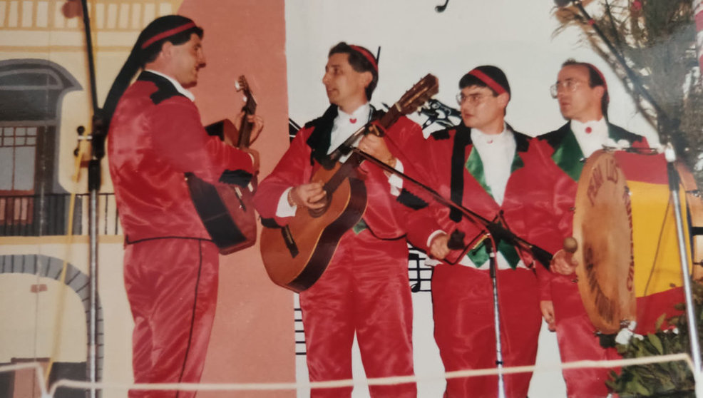 De izq. a der.- Lilis, Potis, Pedro y Paquito, de la murga Galipoteros, en una actuación de 1990