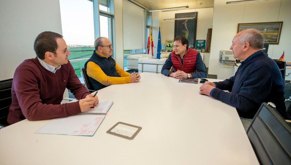 El consejero de Industria, Javier López Marcano, mantiene una reunión con representantes de Mecánicas Brañosera y estudiar un proyecto para abrir una nueva industria en las instalaciones de Forjas de Cantabria