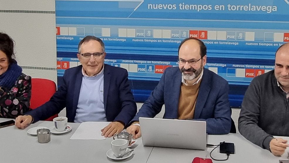 El candidato del PSOE a la Alcaldía de Torrelavega, José Luis Urraca, y miembros de la Ejecutiva municipal del partido