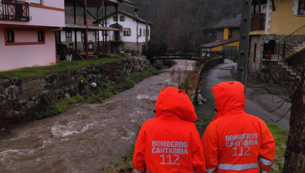 Bomberos del 112 realizan comprobaciones visuales del estado de los ríos | Foto- 112 Cantabria
