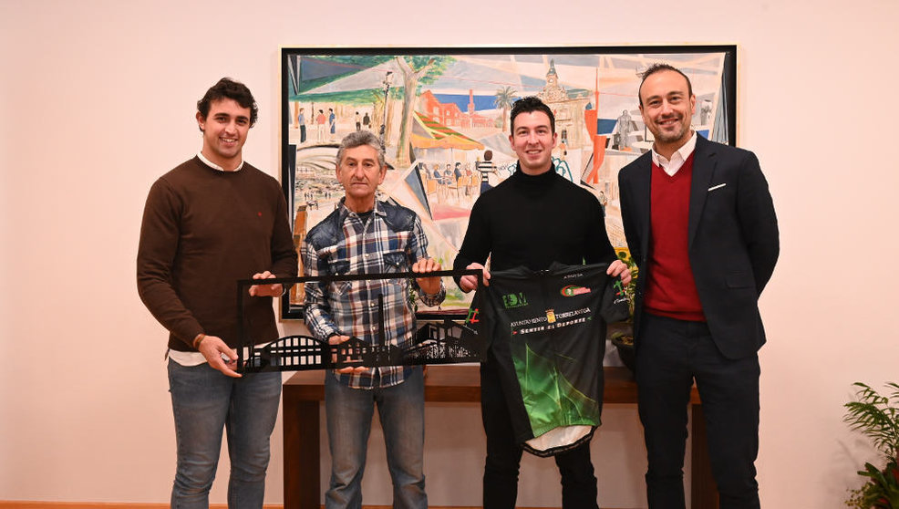 El alcalde de Torrelavega, Javier López Estrada, y el concejal de Deportes, Nacho González, reciben al cicloturista torrelaveguensea Dalmacio de Dios
