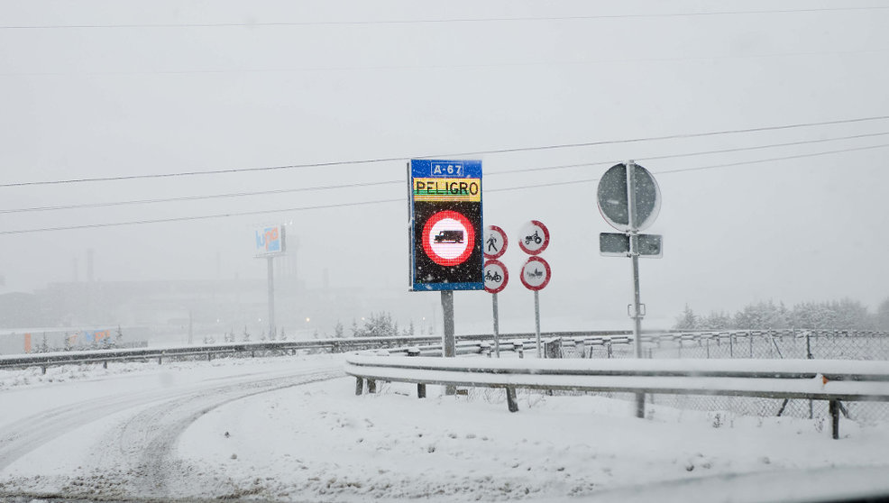 Un cartel anuncia peligro por nieve en la A-67