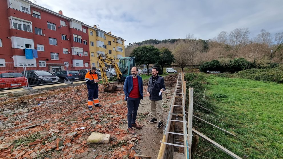 El concejal José Luis Urraca visita las obras del un nuevo circuito biosaludable y zona ajardinada en el Barrio Covadonga