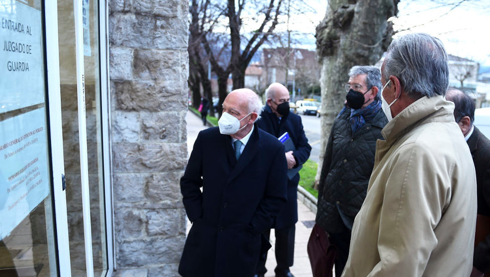El expresidente de Sniace Blas Mezquita (d), y uno de los excomponentes de la dirección de la empresa Manuel Huerta (i), a su llegada al juicio