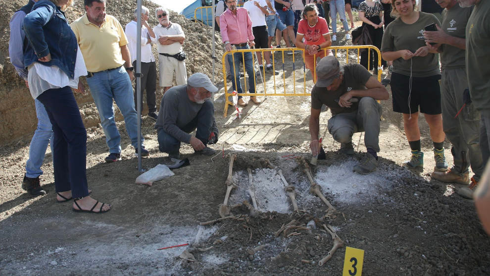 Exhumación de los restos de al menos diez personas encontradas en tres fosas de Paternáin | Foto de archivo