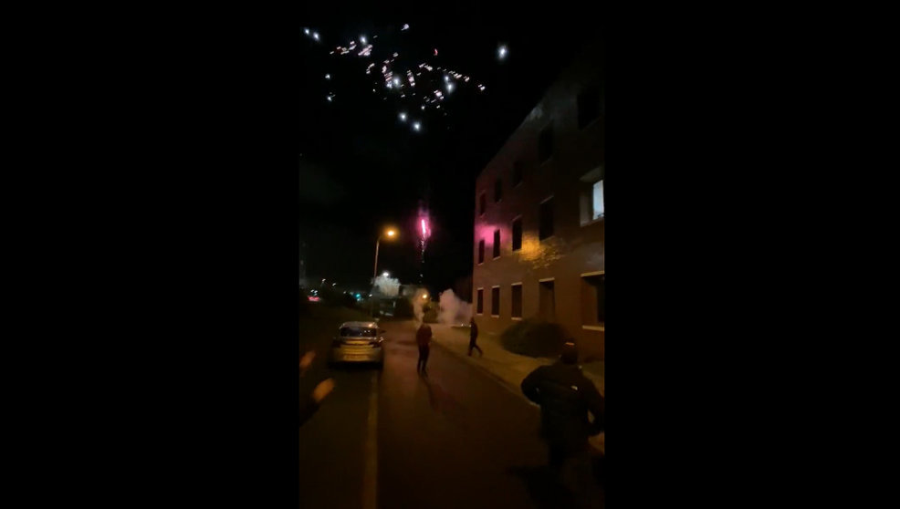 Un grupo de amigos recibe con fuegos artificiales a uno de sus miembros a la puerta de la universidad
