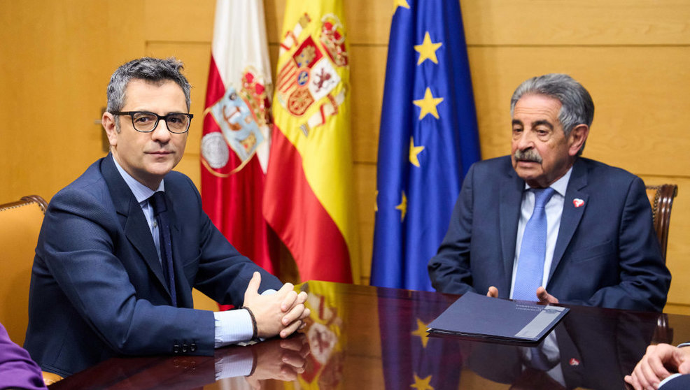 Bolaños y Revilla durante una reunión en la sede del Gobierno de Cantabria