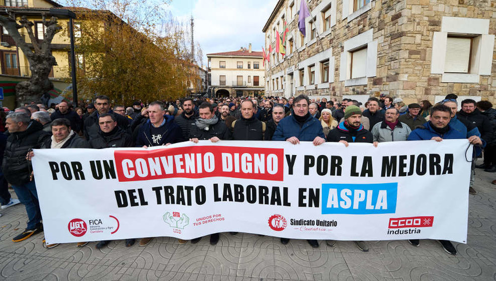 Centenares de trabajadores de la empresa Aspla sostienen pancartas durante una manifestación
