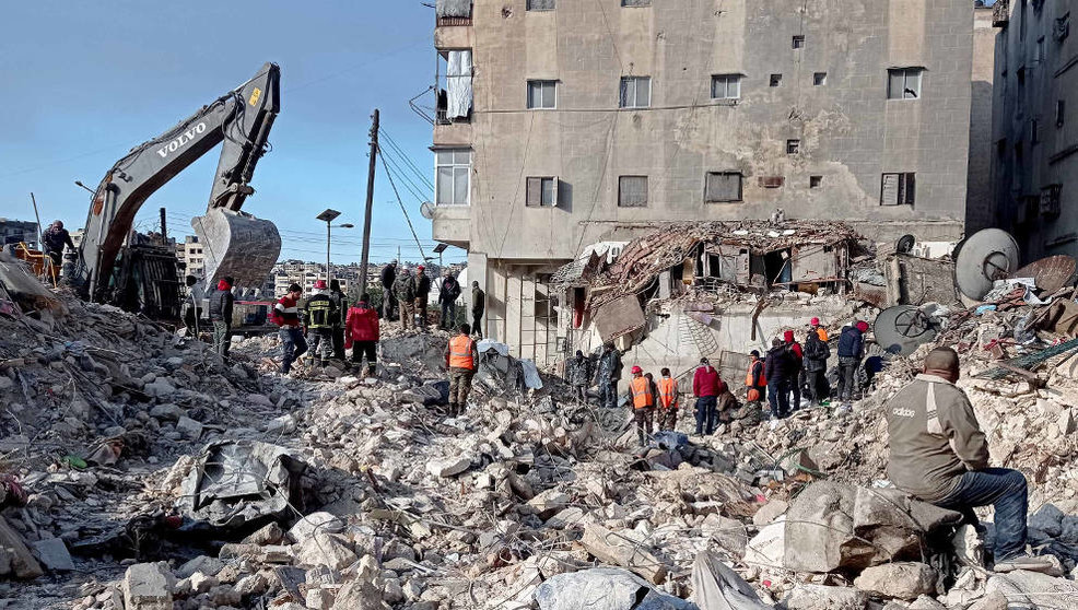 Trabajos de búsqueda y rescate tras el derrumbe de un edificio en la ciudad siria de Alepo por los terremotos.