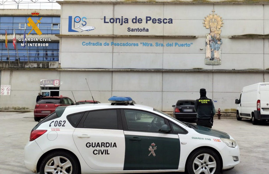 La Guardia Civil junto a la lonja de Santoña