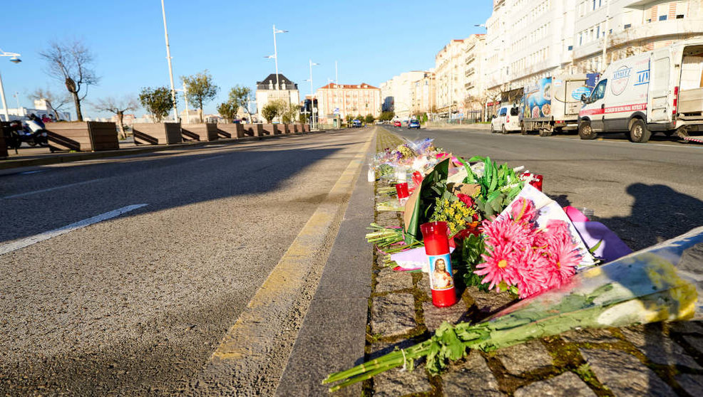 Flores en la calle Castelar donde se produjo el accidente mortal