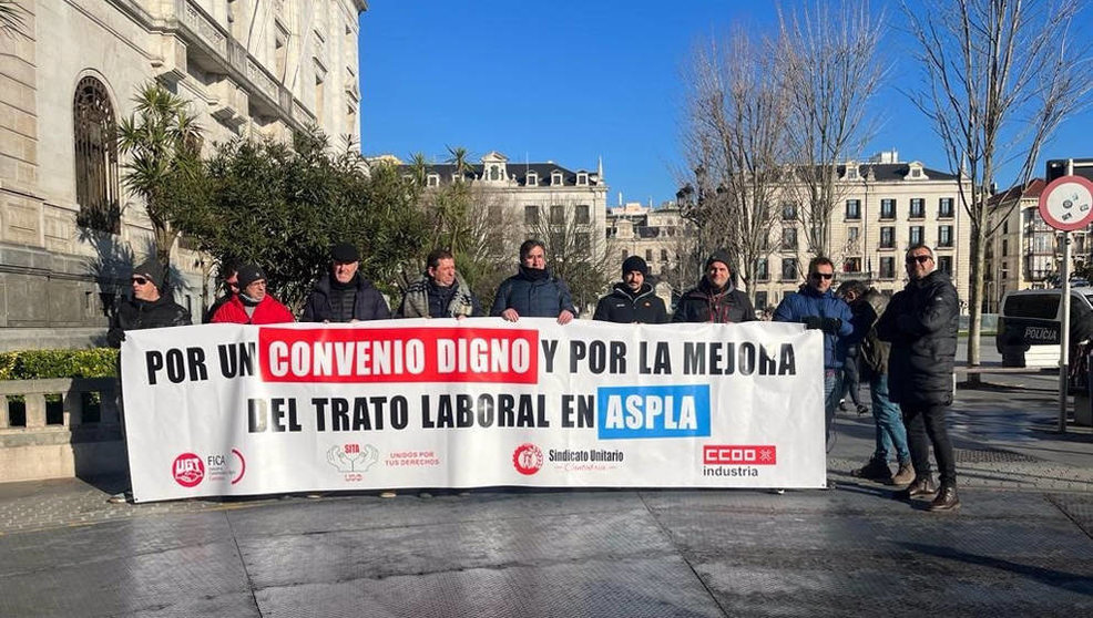 Miembros del comité de empresa de Aspla llevan su protesta a Santander coincidiendo con la visita de Nadia Calviño