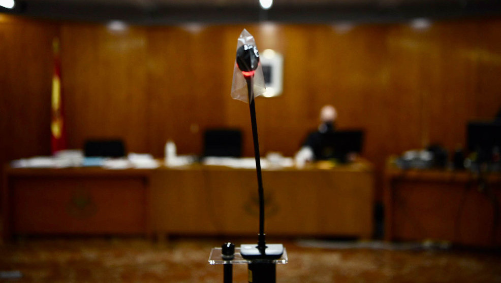 Un micrófono en la sala durante un juicio